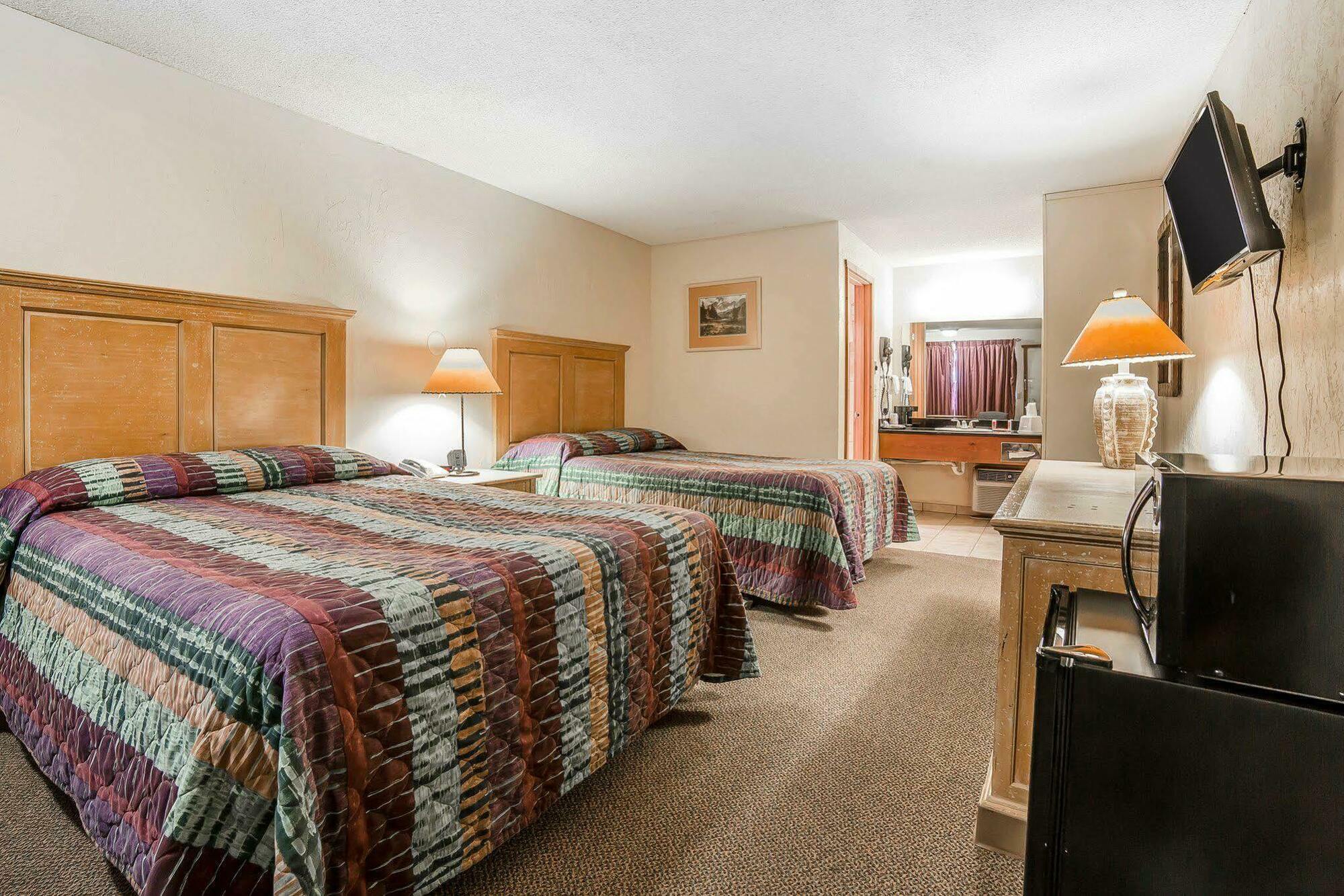 Econo Lodge Inn & Suites Kalispell - Glacier National Park Gateway Zewnętrze zdjęcie